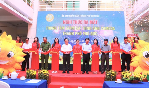 TP Thủ Đức có trung tâm giám sát hình ảnh camera, có thể truy xét khi khẩn cấp- Ảnh 2. Các đại biểu thực hiện nghi thức khánh thành Trung tâm giám sát hình ảnh camera TP Thủ Đức - Ảnh: L.H.