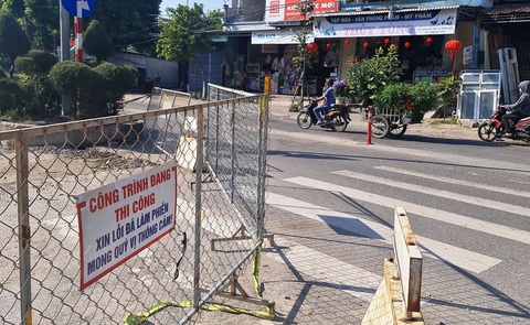 Cận Tết lại xới tung làm đường, chủ tịch TP Quảng Ngãi nhận lỗi và đưa cam kết- Ảnh 2. Thời điểm này, người dân đi lại sắm Tết rất đông nhưng đường Nguyễn Trãi vẫn rào chắn để thi công - Ảnh: TRẦN MAI