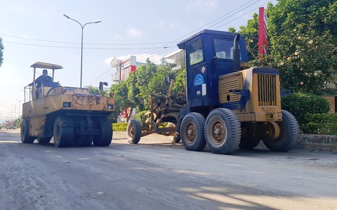 Cận Tết lại xới tung làm đường, chủ tịch TP Quảng Ngãi nhận lỗi và đưa cam kết- Ảnh 3. Chiều 2-2, việc thi công lu lèn lớp cấp phối đã cơ bản hoàn thành - Ảnh: TRẦN MAI