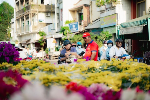 Niêm yết giá hoa Tết: Chúng tôi chờ mong bao năm rồi- Ảnh 1. Khách hàng chọn lựa hoa bày bán tại chợ hoa bến Bình Đông, TP.HCM - Ảnh: THANH HIỆP