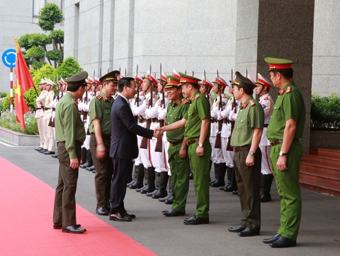 Chủ tịch nước Võ Văn Thưởng thăm, chúc Tết NSND Kim Cương, GS.BS Nguyễn Chấn Hùng- Ảnh 4. Ban giám đốc Công an TP.HCM đón Chủ tịch nước Võ Văn Thưởng đến chúc Tết - Ảnh: Công an cung cấp