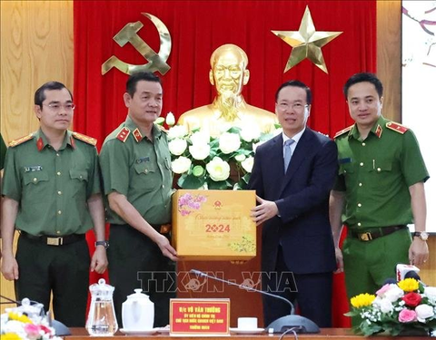 Chủ tịch nước Võ Văn Thưởng thăm, chúc Tết NSND Kim Cương, GS.BS Nguyễn Chấn Hùng- Ảnh 5. Chủ tịch nước Võ Văn Thưởng tặng quà Tết cho Công an TP.HCM - Ảnh: TTXVN