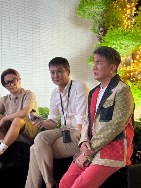 Đàm Vĩnh Hưng rủ đạo diễn Lê Hoàng và nhiều nghệ sĩ ra ngoài hóng gió- Ảnh 1. Đàm Vĩnh Hưng, đạo diễn Lê Hoàng và ca sĩ Vũ Hà ra ngoài sảnh sự kiện