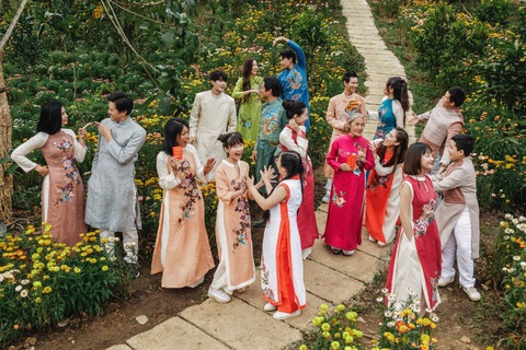 Lý Hải - Minh Hà tình bể tình trong bộ ảnh đón Tết cùng dàn cast Lật mặt 7- Ảnh 1. Vợ chồng Lý Hải - Minh Hà và dàn diễn viên Lật mặt 7 trong bộ ảnh đón Tết