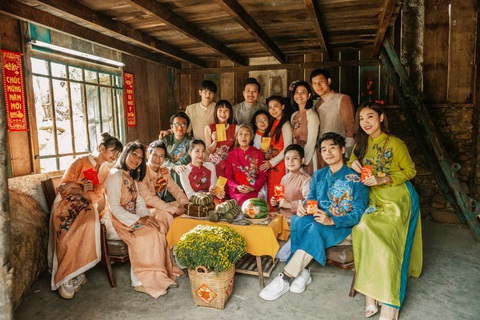 Lý Hải - Minh Hà tình bể tình trong bộ ảnh đón Tết cùng dàn cast Lật mặt 7- Ảnh 2. Bức ảnh các thành viên hội tụ như một gia đình thực sự trong không khí Tết chan hòa