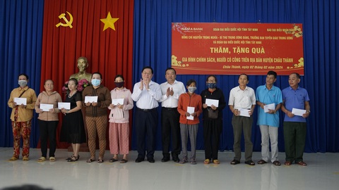 Trưởng Ban Tuyên giáo Trung ương chúc Tết tại tỉnh Tây Ninh và TP.HCM- Ảnh 2. Đoàn đại biểu tặng quà cho 100 hộ gia đình chính sách, người có công trên địa bàn huyện Châu Thành - Ảnh: T.H.