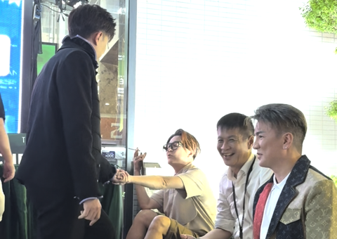 Đàm Vĩnh Hưng rủ đạo diễn Lê Hoàng và nhiều nghệ sĩ ra ngoài hóng gió- Ảnh 7. Dược sĩ Tiến
