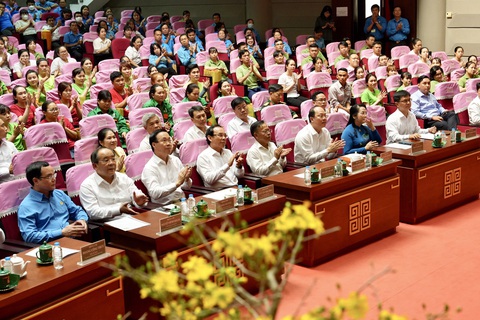 Chủ tịch nước Võ Văn Thưởng: TP.HCM là thành phố của yêu thương- Ảnh 4. Chủ tịch nước Võ Văn Thưởng, Bí thư Thành ủy TP.HCM Nguyễn Văn Nên cùng các đại biểu tại chương trình - Ảnh: HỮU HẠNH