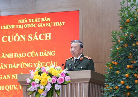 Bộ trưởng Bộ Công an Tô Lâm phát biểu tại lễ giới thiệu sách - Ảnh: TRẦN CHẮT Bộ trưởng Bộ Công an Tô Lâm phát biểu tại lễ giới thiệu sách - Ảnh: TRẦN CHẮT
