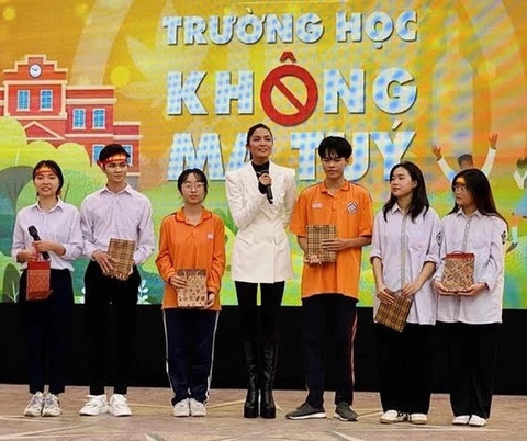Sau cai nghiện ma túy được hỗ trợ dạy nghề, việc làm- Ảnh 1. Hoa hậu H'Hen Niê cùng các bạn học sinh trong chương trình Trường học không ma túy - Ảnh: C04 cung cấp