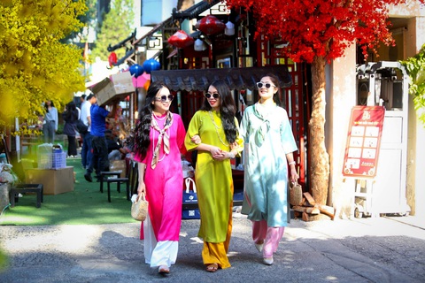Tết ở nhà hay đi chơi?- Ảnh 1. Nhiều người phụ nữ hiện đại đã chọn đi du lịch, du xuân thay vì chuẩn bị nhiều thức ăn dự trữ dịp Tết - Ảnh minh họa: PHƯƠNG QUYÊN