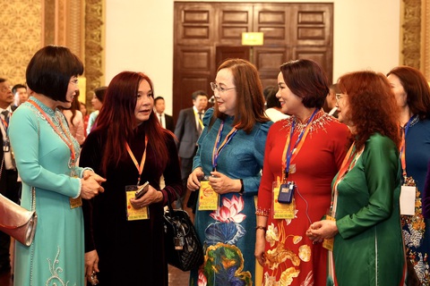Nếu TP.HCM phát hành trái phiếu, kiều bào sẽ mua ủng hộ để thành phố có vốn đầu tư- Ảnh 1. 100 kiều bào tiêu biểu đã tham quan, chia sẻ cảm nhận trọn vẹn hơn giá trị của công trình kiến trúc hơn 100 tuổi của thành phố, những hình ảnh, các tư liệu quý về di tích, các sản phẩm lưu niệm du lịch... - Ảnh: HỮU HẠNH