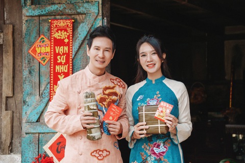 Lý Hải - Minh Hà tình bể tình trong bộ ảnh đón Tết cùng dàn cast Lật mặt 7- Ảnh 3. Lý Hải - Minh Hà mặc áo dài họa tiết rồng phượng, hoa lá
