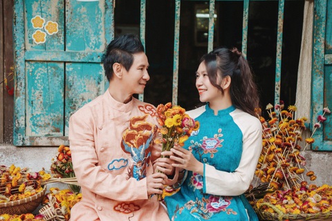 Lý Hải - Minh Hà tình bể tình trong bộ ảnh đón Tết cùng dàn cast Lật mặt 7- Ảnh 4. Cặp đôi có nhiều khoảnh khắc tình cảm, sôi nổi như thời mới yêu