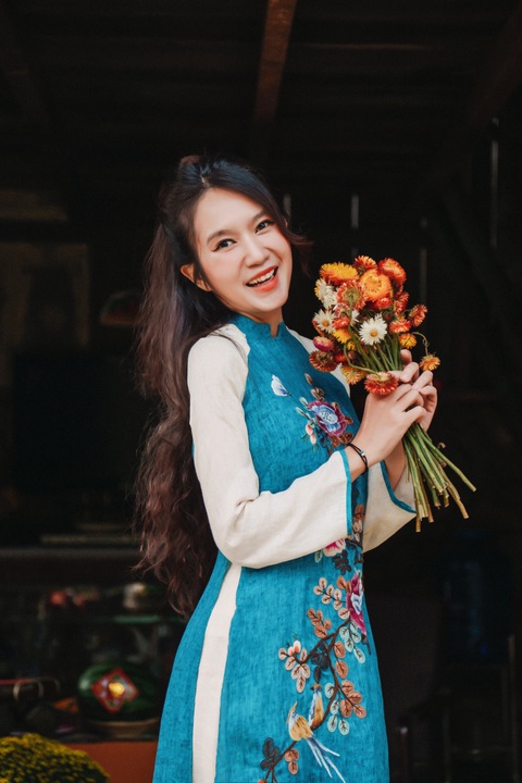 Lý Hải - Minh Hà tình bể tình trong bộ ảnh đón Tết cùng dàn cast Lật mặt 7- Ảnh 5. Minh Hà khoe sắc vóc thon thả đáng mơ ước dù đã là mẹ 4 con