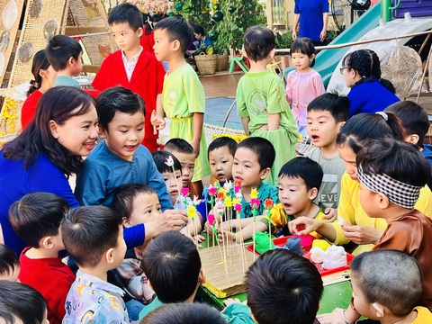 Đưa nội dung về Tết cổ truyền vào dạy trong trường phổ thông- Ảnh 4. Khu vực tạo hình tò he ngộ nghĩnh thu hút khán giả nhí tham gia, tìm hiểu tại Lễ hội Xuân Giáp Thìn 2024 của Trường mầm non Thành Phố, quận 3 - Ảnh: MỸ DUNG