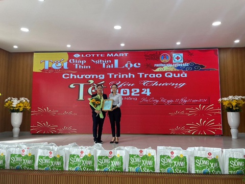 LOTTE Mart trao tặng 16 tấn gạo cho các hộ gia đình khó khăn- Ảnh 1. LOTTE Mart trao tặng 16 tấn gạo cho các hộ gia đình khó khăn- Ảnh 1.