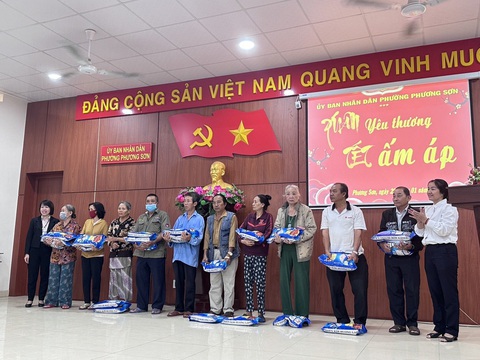 LOTTE Mart trao tặng 16 tấn gạo cho các hộ gia đình khó khăn- Ảnh 3. LOTTE Mart trao tặng 16 tấn gạo cho các hộ gia đình khó khăn- Ảnh 3.