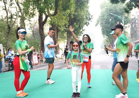 'Nữ hoàng đi bộ' Nguyễn Thị Thanh Phúc: Nỗ lực đưa đi bộ thể thao đến cộng đồng- Ảnh 5. Thanh Phúc (cầm micro) hướng dẫn cộng đồng tập đi bộ thể thao miễn phí - Ảnh: FBNV