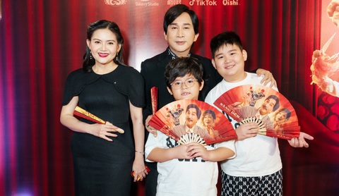 Bạch Công Khanh bị 'bà xã' Hạ Anh 'nổi cơn ghen' trên thảm đỏ- Ảnh 8. Nghệ sĩ Kim Tử Long đưa vợ và hai con trai đến sự kiện. Tài tử cải lương được nhiều đồng nghiệp gọi vui là "trùm cuối" trong Sáng đèn vì nhân vật của anh được giấu nhẹm đến cuối phim mới được hé lộ. Trước đó, Kim Tử Long từng có màn "kể khổ" việc đạo diễn Hoàng Tuấn Cường "xài xể" mình trên phim trường khi đóng một phân cảnh mà kéo dài suốt mấy ngày.