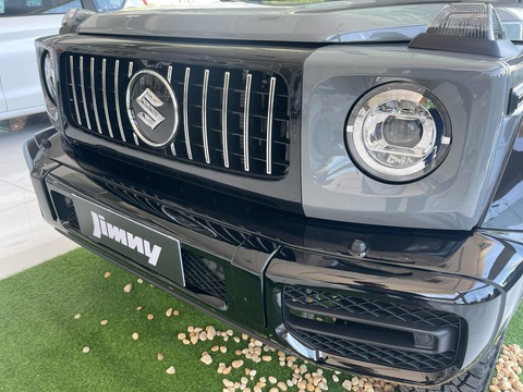 Chưa ra mắt, Suzuki Jimny có thể giao ngay trong tháng 2 nếu mua bản độ sẵn giá 999 triệu- Ảnh 3. Người bán hàng cho biết chiếc Suzuki Jimny được độ lại theo phong cách Mercedes-AMG G 63. Xe được thay cản, lưới tản nhiệt, ốp hốc bánh xe, hệ thống đèn LED chiếu sáng, hai đèn pha đặt cao gần nắp ca-pô, viền cửa, đèn hậu LED, và cản sau mang phong cách G-Class mới