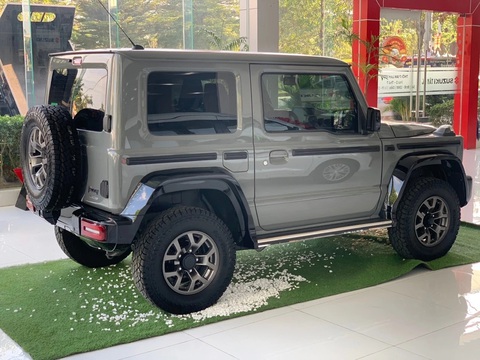 Chưa ra mắt, Suzuki Jimny có thể giao ngay trong tháng 2 nếu mua bản độ sẵn giá 999 triệu- Ảnh 4. Xi nhan bên hông được loại bỏ, tuy nhiên logo Suzuki vẫn được giữ nguyên