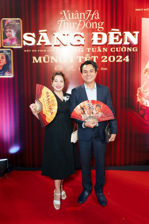 Bạch Công Khanh bị 'bà xã' Hạ Anh 'nổi cơn ghen' trên thảm đỏ- Ảnh 6. Diễn viên Cao Minh Đạt hiếm hoi đưa bà xã đi sự kiện. Cả hai diện trang phục đen đồng điệu