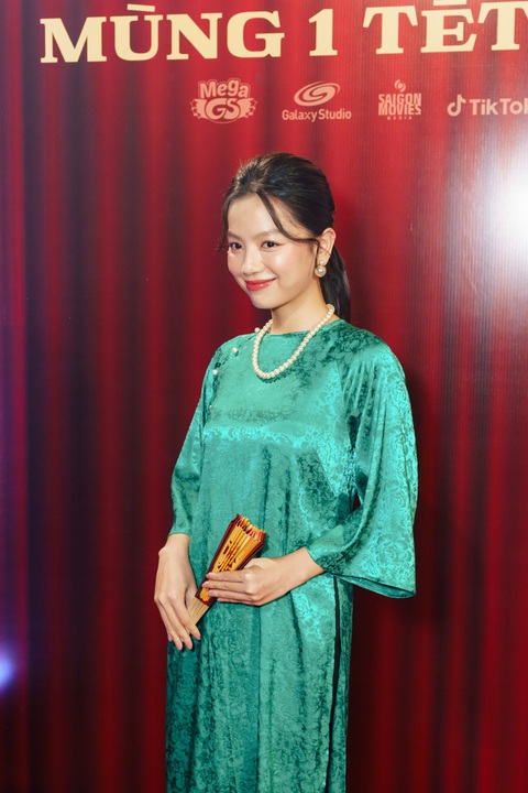 Bạch Công Khanh bị 'bà xã' Hạ Anh 'nổi cơn ghen' trên thảm đỏ- Ảnh 2. Diễn viên Hạ Anh đến chúc mừng