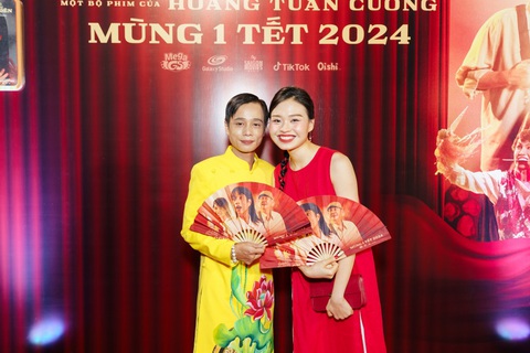 Bạch Công Khanh bị 'bà xã' Hạ Anh 'nổi cơn ghen' trên thảm đỏ- Ảnh 5. Tuấn Dũng và bạn gái Lê Lộc tình tứ trên thảm đỏ. Trong Sáng đèn, vai diễn của Tuấn Dũng sẽ là