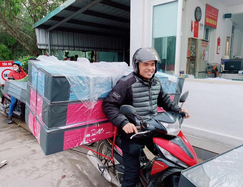 Niềm vui của công nhân khi được thưởng Tết chính chiếc đệm do anh chị em trong công ty làm ra - Ảnh: Công ty CP May Sông Hồng Niềm vui của công nhân khi được thưởng Tết chính chiếc đệm do anh chị em trong công ty làm ra - Ảnh: Công ty CP May Sông Hồng