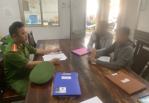 Đã tìm thấy nữ sinh ở Củ Chi 'mất tích' 8 ngày sau buổi học thêm- Ảnh 1. Công an đã bàn giao em N. cho gia đình - Ảnh: A.X.