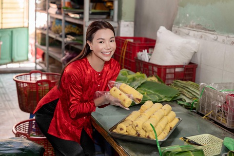 Trà Ngọc Hằng mặc áo bà ba gói bánh tét - Ảnh: NVCC Trà Ngọc Hằng mặc áo bà ba gói bánh tét - Ảnh: NVCC