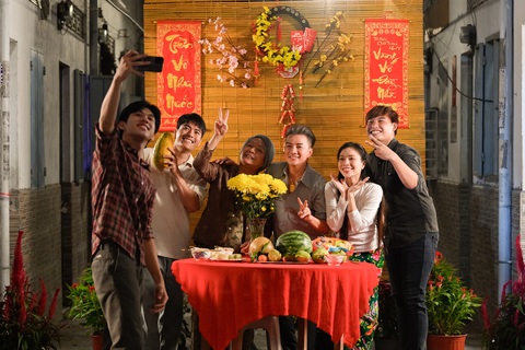 Đàm Vĩnh Hưng hóa chủ phòng trọ, hát nhạc xuân tặng người xa quê- Ảnh 5. Khung cảnh ấm áp khi chủ trọ cùng đón giao thừa với bà con xóm nghèo