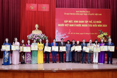 Vinh danh 22 tập thể, cá nhân kiều bào tiêu biểu- Ảnh 6. Bà Lê Thị Thu Hằng và bà Tô Thị Bích Châu trao bằng khen tuyên dương 15 cá nhân kiều bào tiêu biểu - Ảnh: HỮU HẠNH