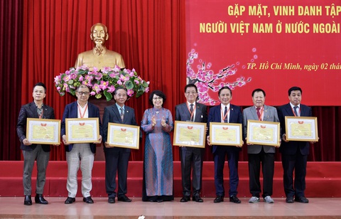 Vinh danh 22 tập thể, cá nhân kiều bào tiêu biểu- Ảnh 1. Phó chủ tịch Ủy ban Trung ương Mặt trận Tổ quốc Việt Nam Tô Thị Bích Châu trao bằng khen tuyên dương đại diện 7 tập thể kiều bào tiêu biểu - Ảnh: HỮU HẠNH