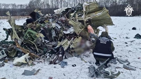 Nga nói Ukraine không yêu cầu nhận lại xác tù binh trên máy bay bị bắn hạ- Ảnh 1. Máy bay Il-76 của Nga rơi ở vùng Belgorod - Ảnh: AFP