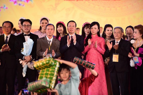 Chủ tịch nước mong kiều bào về thăm đất nước nhiều hơn, chung tay xây dựng Tổ quốc- Ảnh 1. Chủ tịch nước Võ Văn Thưởng cùng phu nhân và lãnh đạo các cấp giao lưu với kiều bào - Ảnh: QUANG ĐỊNH