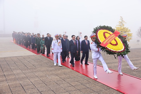 Các lãnh đạo, nguyên lãnh đạo Đảng, Nhà nước thành kính tưởng nhớ Chủ tịch Hồ Chí Minh. Ảnh TTXVN Các lãnh đạo, nguyên lãnh đạo Đảng, Nhà nước đặt vòng hoa và vào Lăng viếng Chủ tịch Hồ Chí Minh Các lãnh đạo, nguyên lãnh đạo Đảng, Nhà nước đặt vòng hoa và vào Lăng viếng Chủ tịch Hồ Chí Minh - Ảnh TTXVN