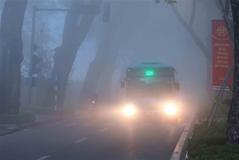 Các phương tiện di chuyển khó khăn trong lớp sương mù dày đặc trên phố Hoàng Diệu. Ảnh: An Đăng - TTXVN Các phương tiện di chuyển khó khăn trong lớp sương mù dày đặc trên phố Hoàng Diệu. Các phương tiện di chuyển khó khăn trong lớp sương mù dày đặc trên phố Hoàng Diệu