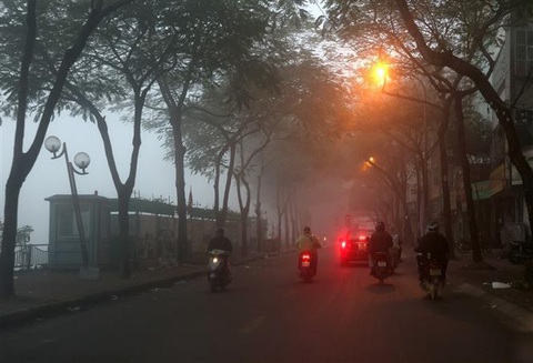 Một số khu vực của Hà Nội chỉ số ô nhiễm không khí ở mức rất có hại- Ảnh 3. Đường Vũ Tông Phan sương mù dày đặc khiến người đi đường gặp nhiều khó khăn (ảnh chụp lúc 6h45)