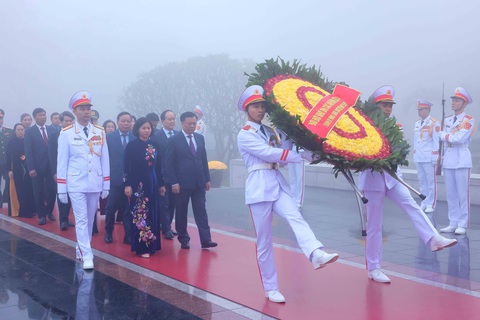 Đoàn đại biểu thành phố Hà Nội đến đặt vòng hoa tưởng niệm các Anh hùng liệt sĩ - Ảnh: TTXVN Đoàn đại biểu thành phố Hà Nội đến đặt vòng hoa tưởng niệm các Anh hùng liệt sĩ - Ảnh: TTXVN