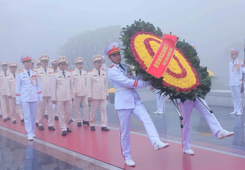 Đoàn đại biểu Đảng ủy Công an Trung ương - Bộ Công an đến đặt vòng hoa tưởng niệm các Anh hùng liệt sĩ - Ảnh: TTXVN Đoàn đại biểu Đảng ủy Công an Trung ương - Bộ Công an đến đặt vòng hoa tưởng niệm các Anh hùng liệt sĩ - Ảnh: TTXVN