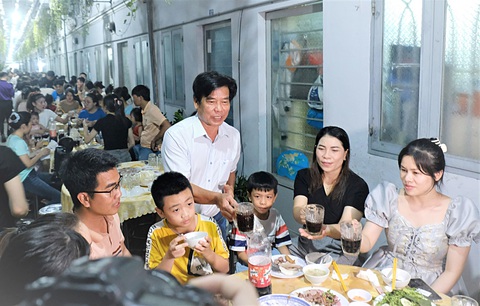 Bỏ tiền túi đãi tất niên người ở trọ- Ảnh 1. Buổi tất niên ông chủ trọ Nguyễn Thành Tâm đãi người ở trọ “cùng uống một ly, bỏ qua chuyện cũ” - Ảnh: VŨ THỦY