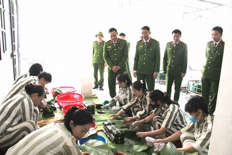 Lãnh đạo Cục Cảnh sát quản lý trại giam thăm trại giam Thanh Phong- Ảnh 4. Các phạm nhân tại trại giam Thanh Phong gói bánh chưng chuẩn bị đón Tết Giáp Thìn 2024 - Ảnh: Cục Quản lý trại giam, Bộ Công an cung cấp