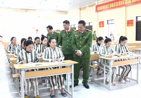 Lãnh đạo Cục Cảnh sát quản lý trại giam thăm trại giam Thanh Phong- Ảnh 1. Đại tá Vũ Trọng Chiến - phó cục trưởng Cục Quản lý trại giam, Bộ Công an - động viên các phạm nhân tại trại giam Thanh Phong - Ảnh: Cục Quản lý trại giam cung cấp
