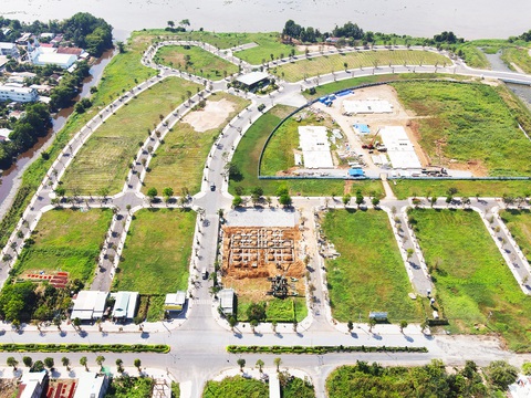 Bất động sản phát triển nhờ dân số đông- Ảnh 1. Hạ tầng khu đô thị sinh thái Chánh Mỹ với các dãy nhà phố, chung cư nhà ở xã hội đang được xây dựng đúng theo quy hoạch