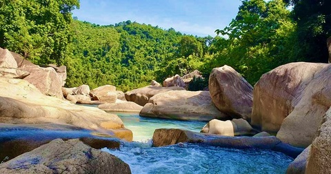 Du khách mất tích tại khu du lịch Ba Hồ, 100 người tìm 3 ngày chưa thấy- Ảnh 1. Khu vực nam du khách mất tích tại khu du lịch Ba Hồ có địa hình đồi dốc, suối đá - Ảnh: THANH CHƯƠNG