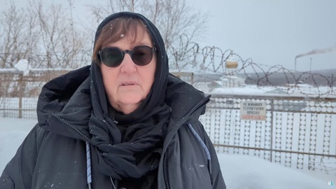 Bà Lyudmila Navalnaya, mẹ của nhân vật đối lập Nga Alexei Navalny, đứng trước nhà tù nơi ông qua đời - Ảnh: REUTERS Bà Lyudmila Navalnaya, mẹ của nhân vật đối lập Nga Alexei Navalny, đứng trước nhà tù nơi ông qua đời - Ảnh: REUTERS