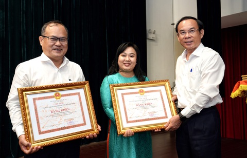Bí thư Nguyễn Văn Nên: 'Bà con ăn Tết có gì vui, không ổn đều gửi tin, hình cho tôi'- Ảnh 1. Bí thư Thành ủy TP.HCM Nguyễn Văn Nên trao bằng khen của chủ tịch UBND TP cho chủ tịch UBND phường, xã, thị trấn có thành tích xuất sắc, tiêu biểu trong năm 2023 - Ảnh: HỮU HẠNH