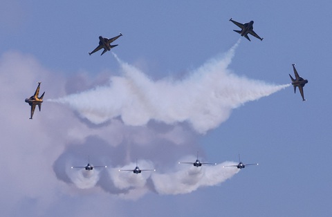 Phi đội Đại bàng đen (Black Eagles), đội nhào lộn trên không của Không quân Hàn Quốc, biểu diễn ngày 18-2, trước thềm triển lãm hàng không Singapore - Ảnh: Reuters Phi đội Đại bàng đen (Black Eagles), đội nhào lộn trên không của Không quân Hàn Quốc, biểu diễn ngày 18-2, trước thềm triển lãm hàng không Singapore - Ảnh: Reuters